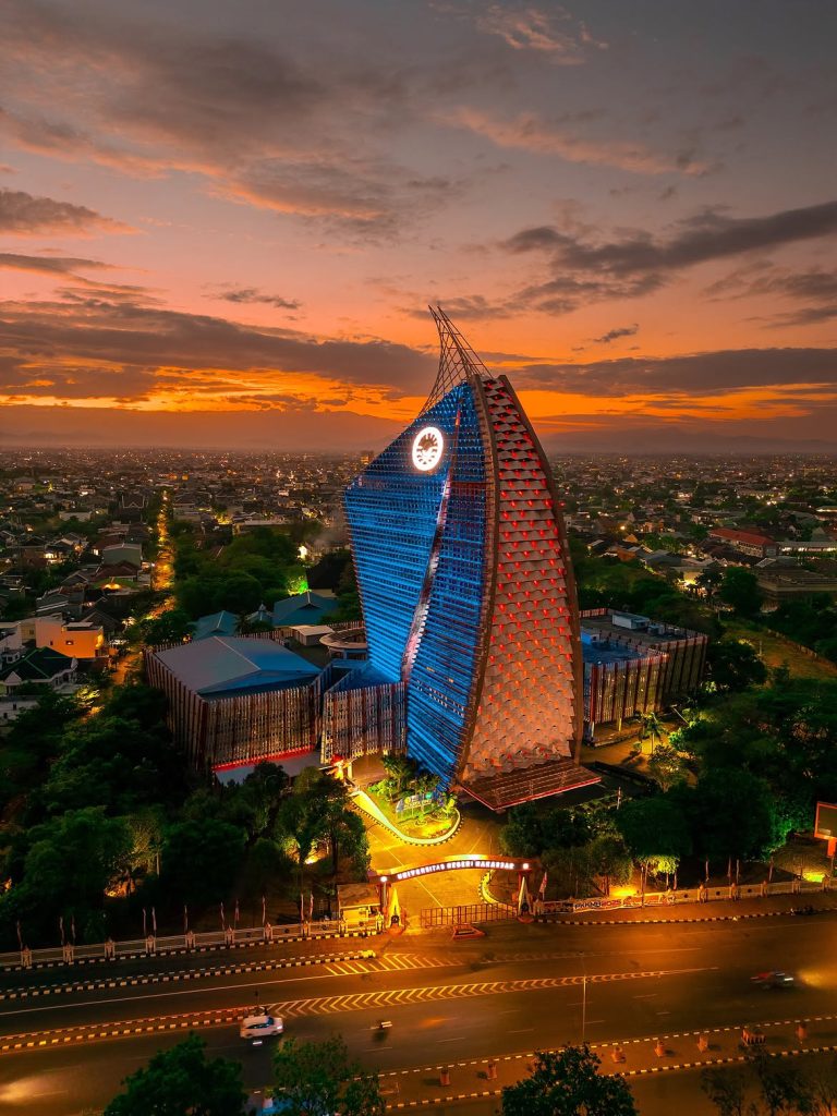 Menara Pinisi UNM PPII Sulawesi Selatan